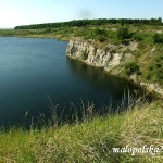 Zalane woda wyrobisko po kamieniolomie skarpa-okolice Gacek