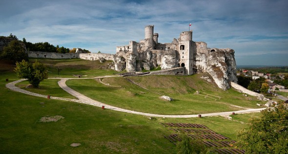 Zamek w Ogrodzieńcu – widok od wschodu.