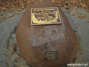 Kamień poświęcony pamięci Jana Gwalberta Pawlikowskiego w Medyce.  Foto: Izabela Fac