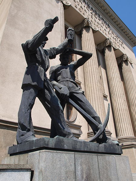 Pomnik górników przy wejściu do budynku A0 Akademii Górniczo-Hutniczej w Krakowie.