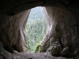 Jedno z Okien Pawlikowskiego w Jaskini Mylnej.  Jaskinia ta leży w Dolinie Kościeliskiej i po raz pierwszy została zbadana w 1885r. przez Jana Pawlikowskiego. Foto:  EMeczKa, Wikipedia.